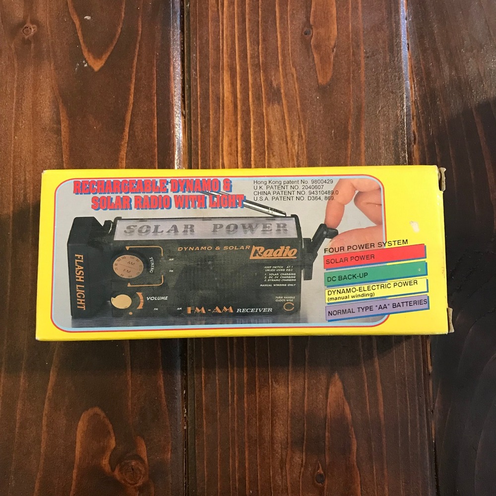 Vintage Rechargeable Dynamo & Solar Radio with Light FM AM Flashlight Emergency